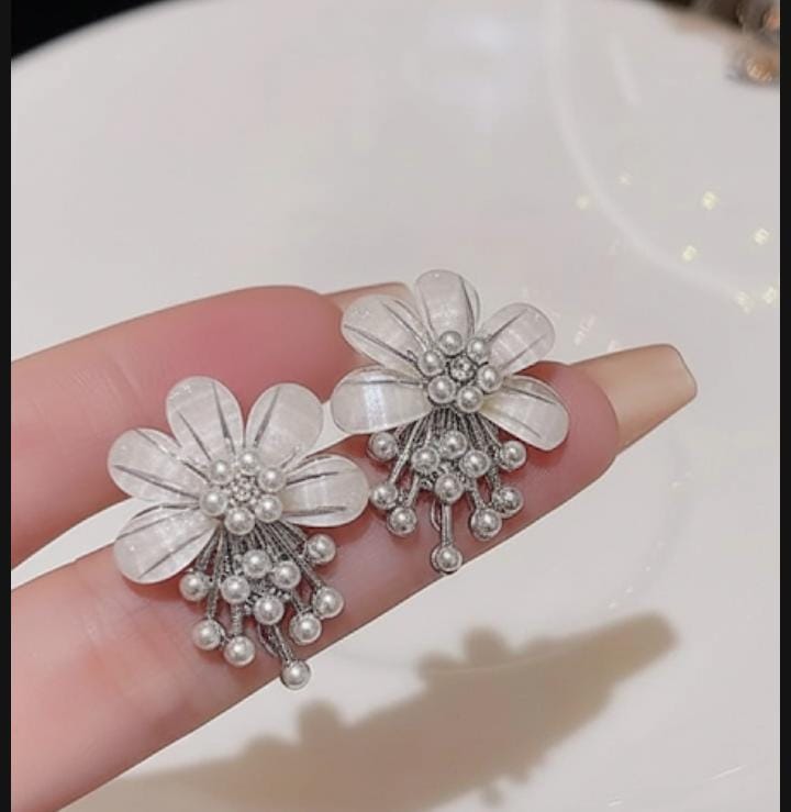 Flower Pearl Korean Earrings – Elegant Design