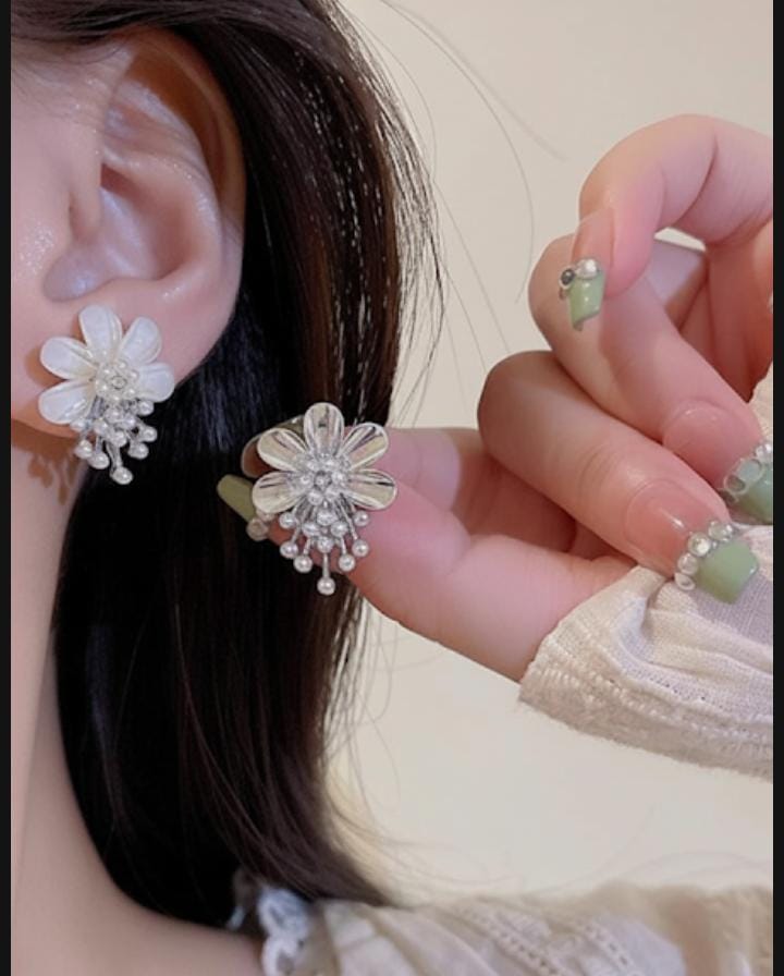Flower Pearl Korean Earrings – Elegant Design