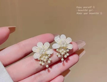 Flower Pearl Korean Earrings – Elegant Design
