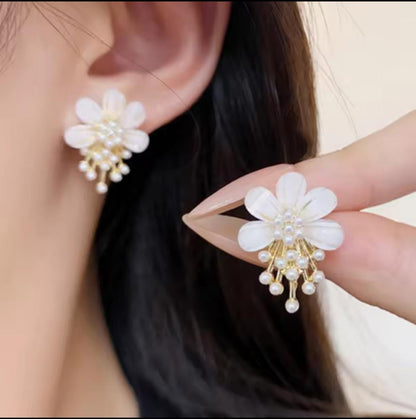 Flower Pearl Korean Earrings – Elegant Design